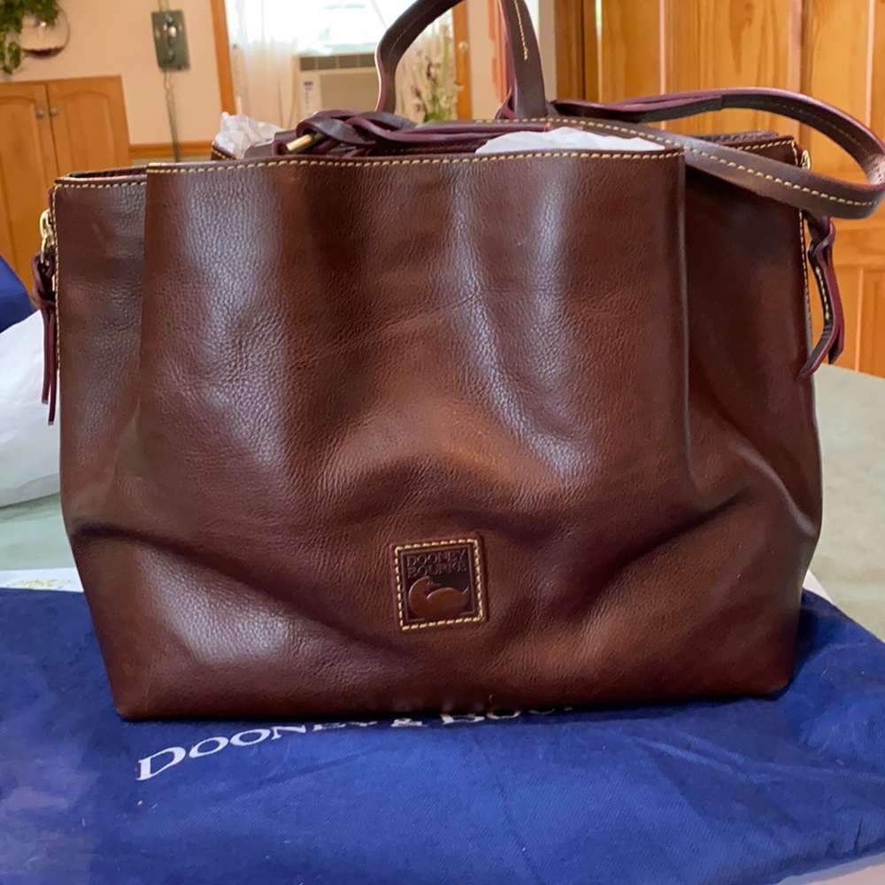 Dooney zip Barlow like new